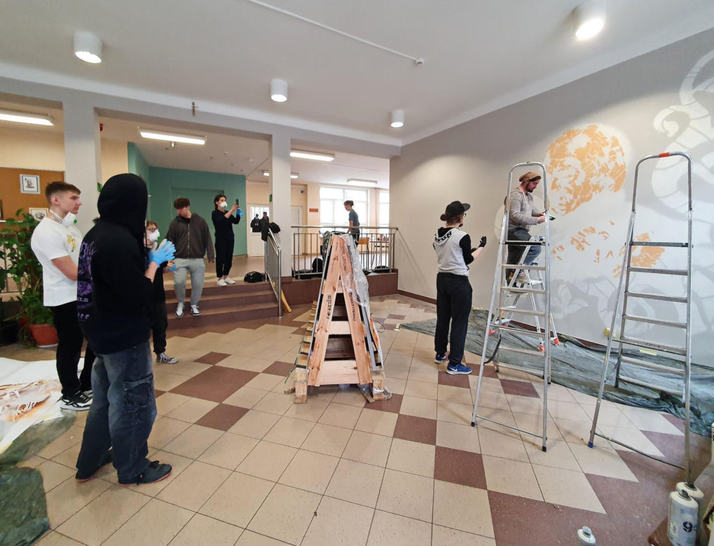Uczniowie ZSP nr 1 stworzyli mural na ścianach szkoły. Grafika przedstawia patrona placówki