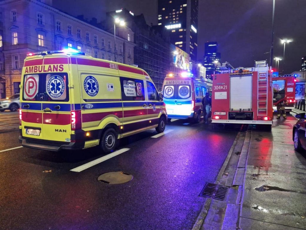  Dramat w centrum. Pieszy wpadł pod rozpędzony pociąg. W stanie krytycznym trafił do szpitala