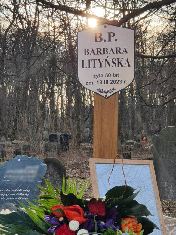 Córkę Lityńskiego pochwali na żydowskim cmentarzu. Grób w kwiatach i kamykach [ZDJĘCIA]