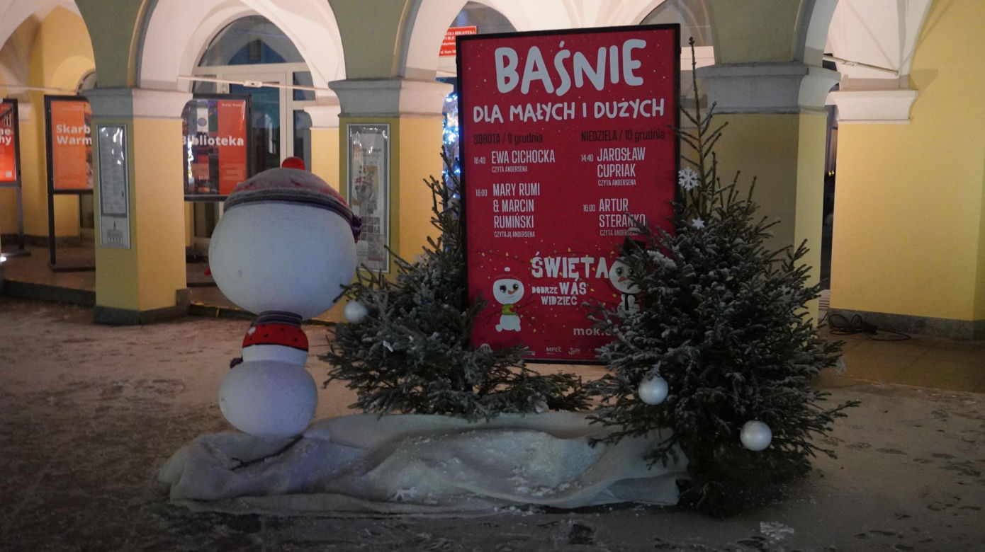 Świąteczne iluminacje w Olsztynie zachwycają. Prawdziwą „gwiazdą” jest choinka na starówce [ZDJĘCIA]