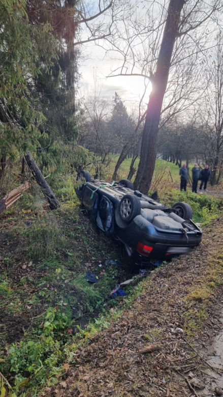 Koszmarne dachowanie w Łazach Biegonickich. Dwie osoby w szpitalu
