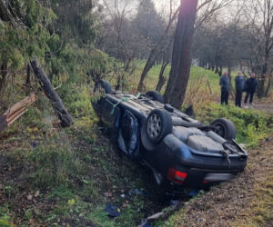 Koszmarne dachowanie w Łazach Biegonickich. Dwie osoby w szpitalu