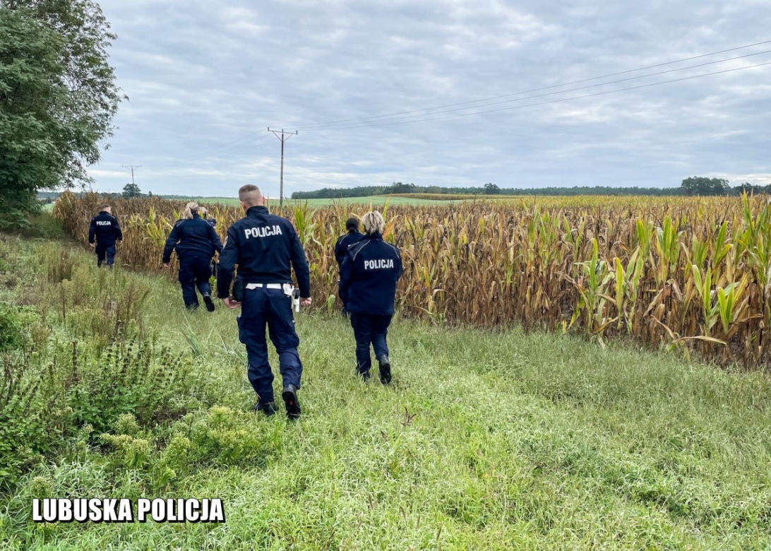 66-latka wyszła na spacer i zaginęła. W akcji śmigłowiec i dron