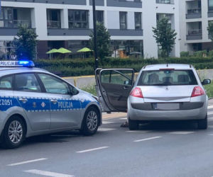 Auto zmiotło matkę z małym dzieckiem z pasów