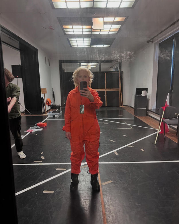 Dominika Ostałowska na próbach spektaklu w Teatrze Studio