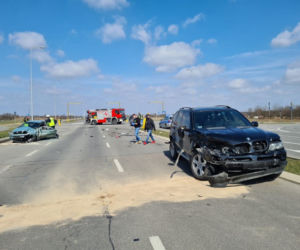 83-letni kierowca nie ustąpił pierwszeństwa kierowcy BMW. Trzy osoby trafiły do szpitala