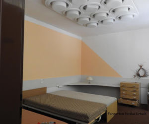 Pusta flaszka na stole, komputery i dziecięce zabawki w pokojach. Tajemniczy hotel na granicy polsko-czeskiej [ZDJĘCIA]