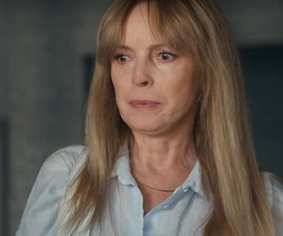 Zatrzymana Agnieszka (Katarzyna Tlałka) z serialu „Barwy szczęścia” w jasnoniebieskiej koszuli z rozpiętym kołnierzykiem i z przerażeniem w oczach. Długie blond włosy z grzywką okalają jej twarz, a na szyi widać cienki złoty łańcuszek. Więcej o losach bohaterów przeczytasz na Super Seriale.