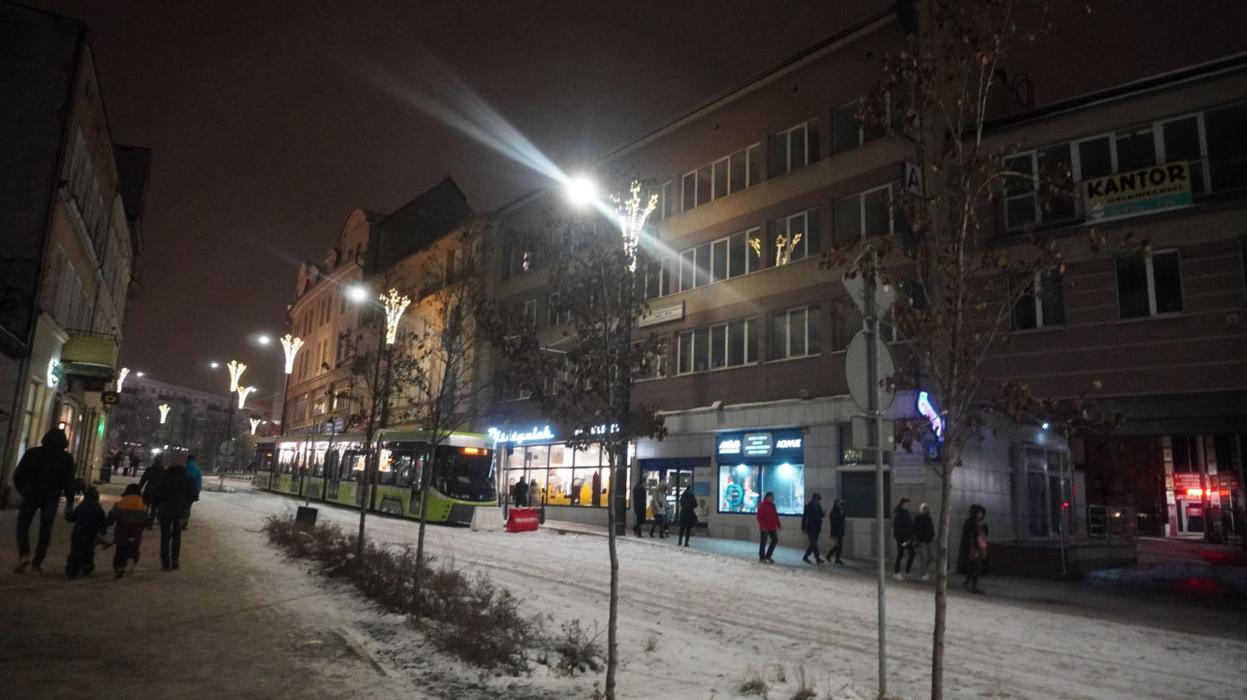 Świąteczne iluminacje w Olsztynie zachwycają. Prawdziwą „gwiazdą” jest choinka na starówce [ZDJĘCIA]