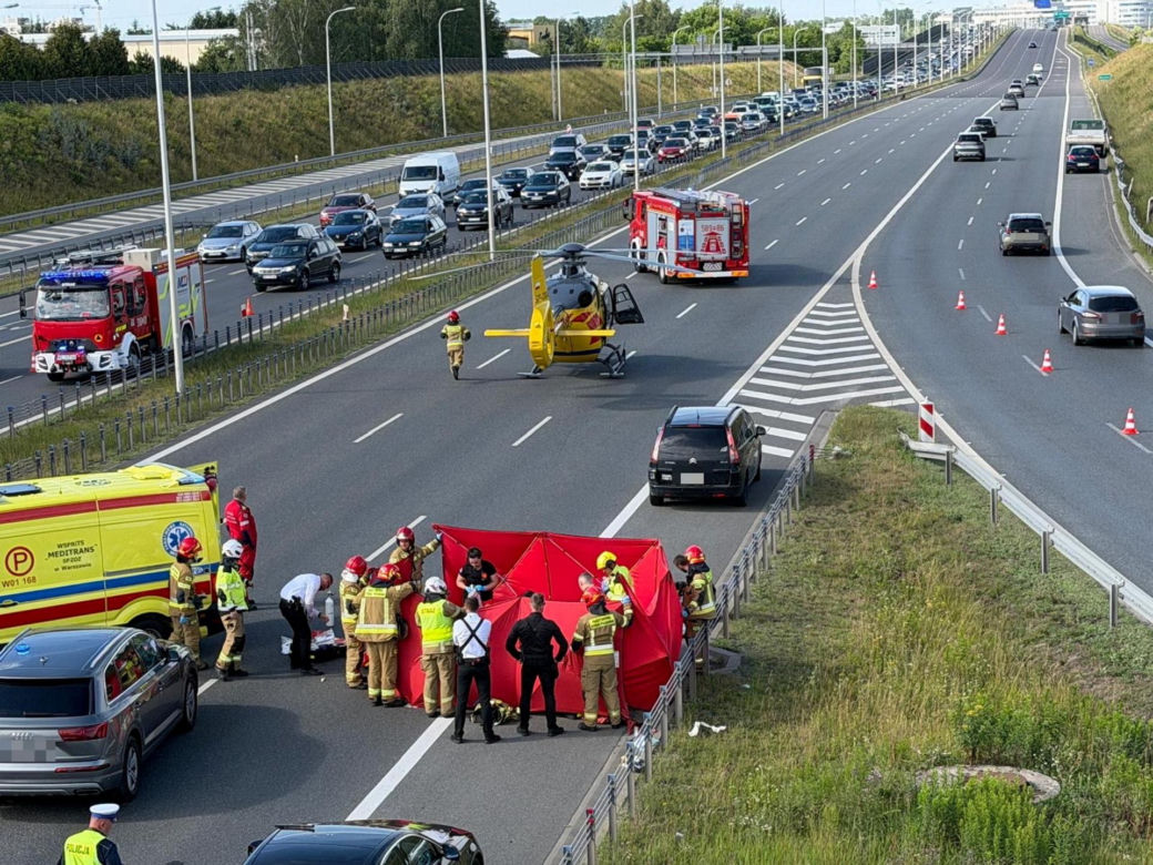 Śmigłowiec LPR na S8. Kobieta potrącona po wyjściu z auta