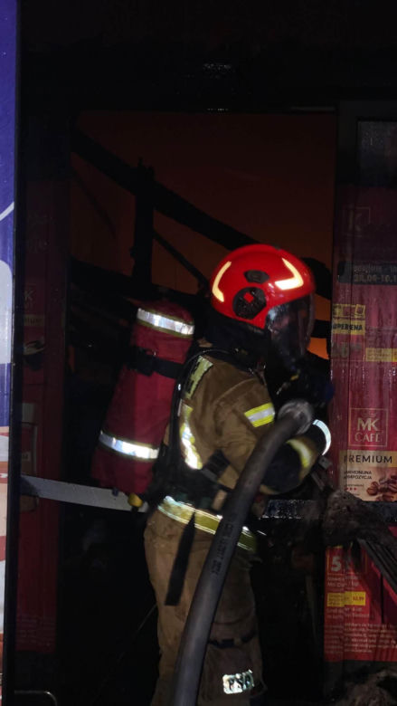 Potężny pożar Biedronki! Cały dach sklepu objęty ogniem, na miejscu ponad 80 ratowników