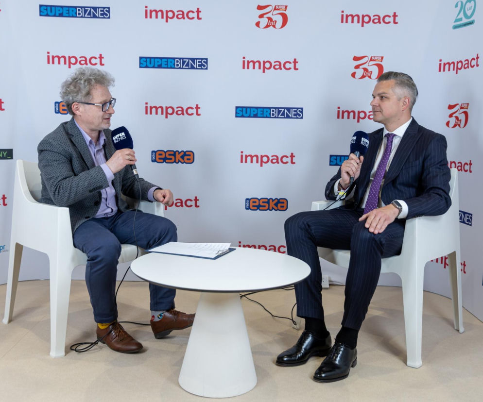 Hubert Biskupski (lewo) i Piotr Matczuk (prawo) rozmawiają w studiu Super Biznesu na kongresie Impact 2026. Matczuk, prezes PFR, opowiada o ekspansji polskich firm za granicą i strategii PFR. Artykuł na Super Biznesie porusza temat wyzwań polskiej gospodarki.