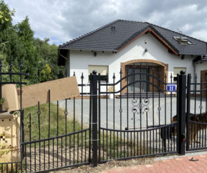 Zawisła na płocie i zmarła