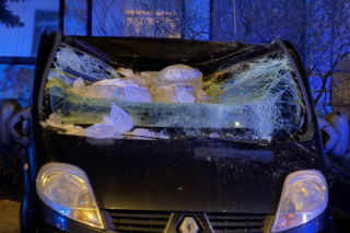 Warszawa. Bryła lodu rozstrzaskała szybę busa