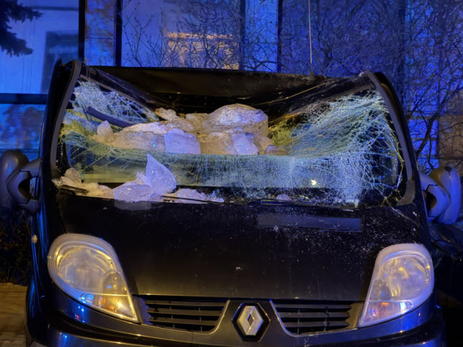 Warszawa. Bryła lodu rozstrzaskała szybę busa