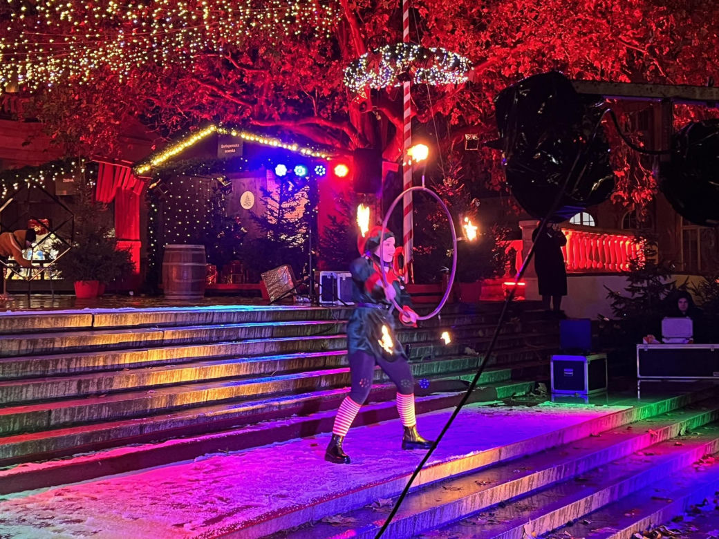 Betlejem Poznańskie 2023. Zimowe Fire Show na placu Wolności w Poznaniu