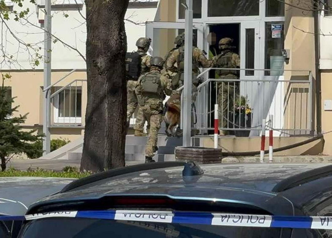 Kontrterroryści w liceum w Warszawie! Teren odgrodzony. Co się dzieje?