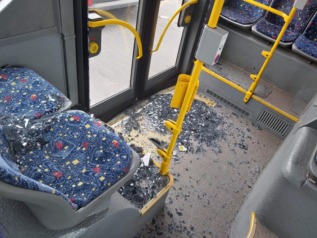 Wypadek na Gojawiczyńskiej w Łodzi: Pijany 22-latek wybiegł przed autobus. Czworo pasażerów z obrażeniami [ZDJĘCIA]