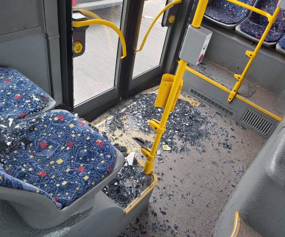 Wypadek na Gojawiczyńskiej w Łodzi: Pijany 22-latek wybiegł przed autobus. Czworo pasażerów z obrażeniami [ZDJĘCIA]