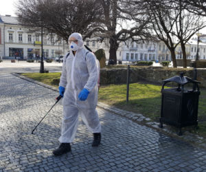 Białe kombinezony i Virkon. Tak w Nowym Sączu walczą z epidemią koronawirusa! 