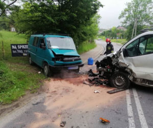 Łazy Biegonickie. Jedna osoba w szpitalu po zderzeniu dwóch dostawczaków