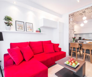 Czerwona sofa w aranżacji pokoju dziennego