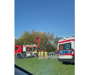 Wypadek w Dolince Służewieckiej - samochód wpadł do kanału