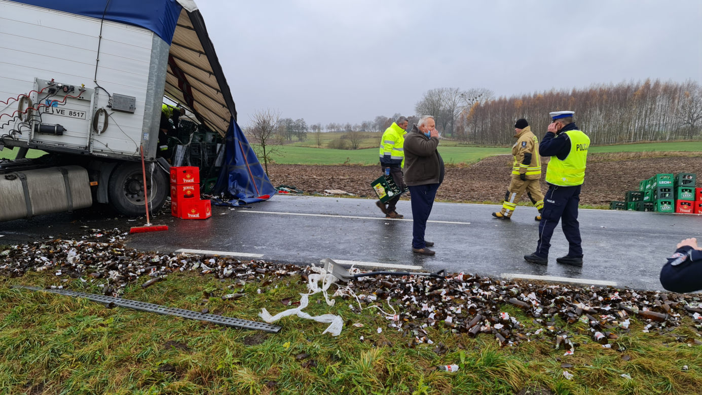 Troszkowo. Setki litrów piwa rozlały się na drogę