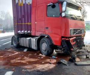 Mańkowo. Zakleszczył się w aucie po POTĘŻNYM zderzeniu z ciężarówką! ZDJĘCIA z 4-godzinnej akcji