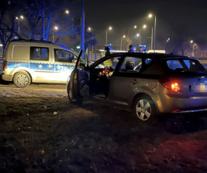 Zwiewał peugeotem przez pół miasta. Policjanci ranni
