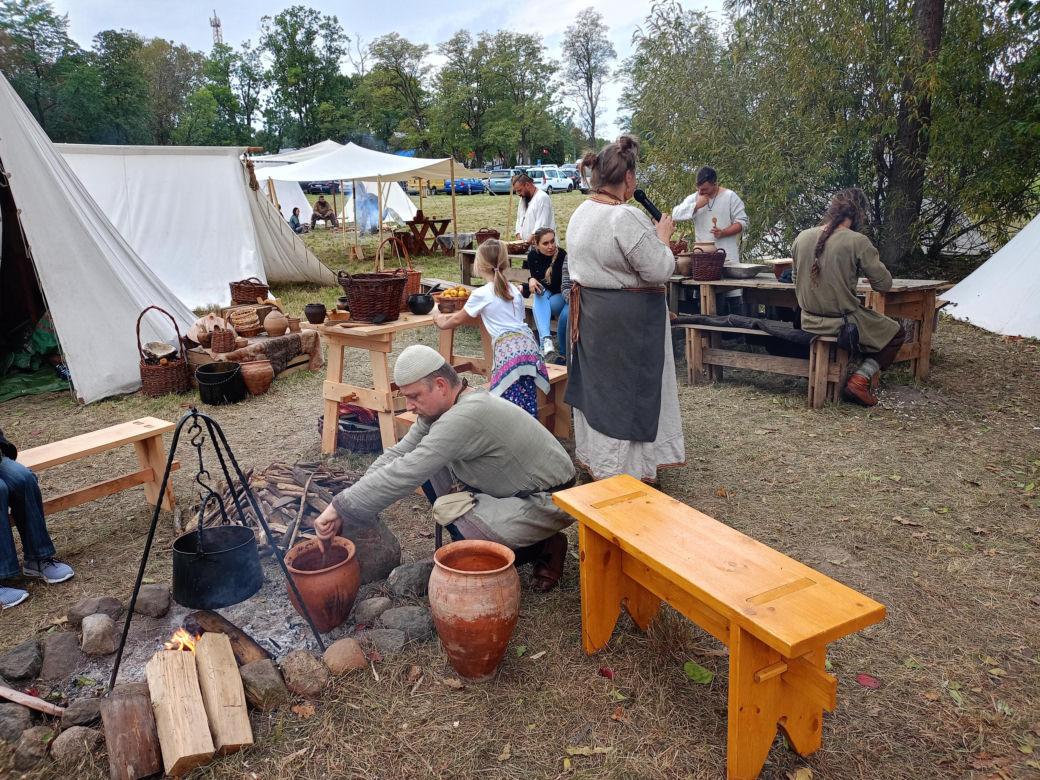 Odbywający się w Mrozach Festyn Archeologiczny to wydarzenie, które z roku na rok przyciąga coraz więcej umieszkańców regionu i turystów