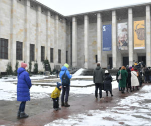 Gigantyczna kolejka do Muzeum Narodowego w Warszawie