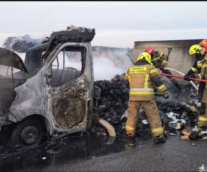 Chwile grozy na autostradzie A2. W ogniu stanęło auto! Kierowcy w pułapce