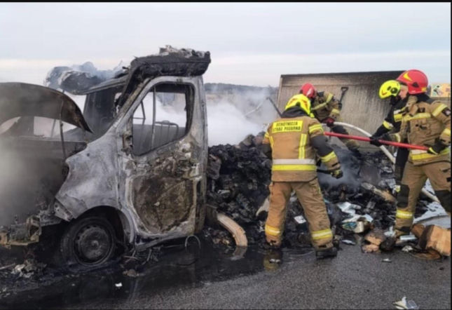 Chwile grozy na autostradzie A2. W ogniu stanęło auto! Kierowcy w pułapce
