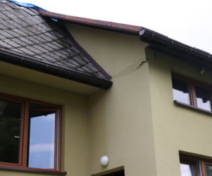 Brzeźnica. Ulewa zniszczyła dach domu