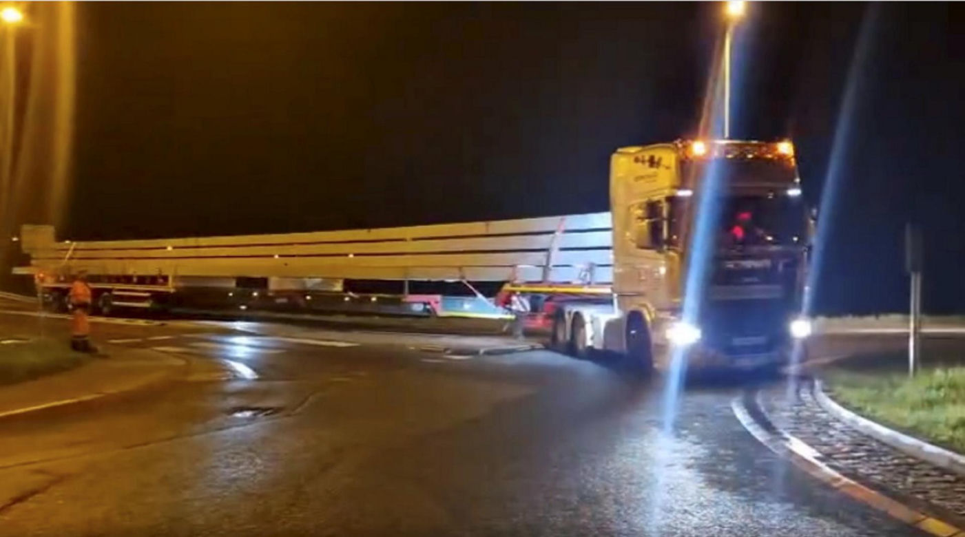 Ogromny tir na A4! Ważył 52 tony i miał ponad 40 metrów, dlatego musiał jechać tyłem
