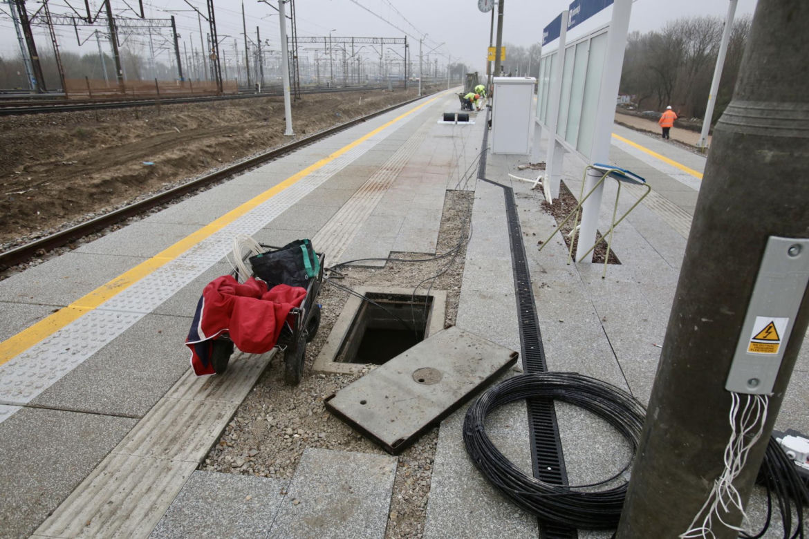 Dojście do nowej stacji przez błoto i plac budowy. PKP Warszawa Grochów jak tor przeszkód 