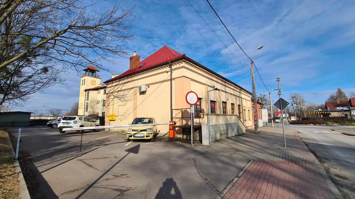 Zabytkowy budynek z XIX wieku wystawiony na sprzedaż. Cena zwala z nóg 