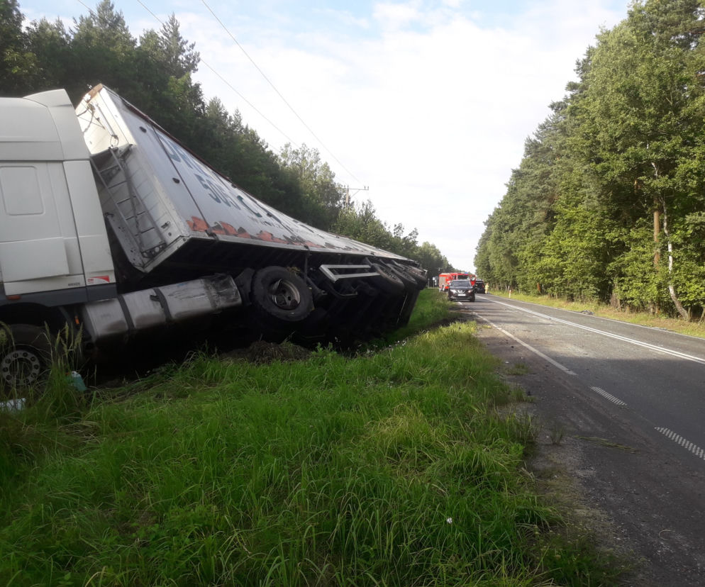 Tarnowskie Góry: Zderzenie ciężarówki i samochodu osobowego na DW 908. TIR wylądował w rowie. Droga całkowicie zablokowana