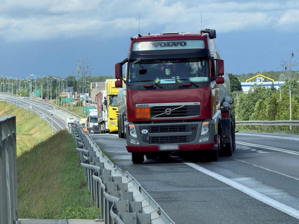 Motocyklista huknął w bariery na wiadukcie. 34-latek zginął na miejscu
