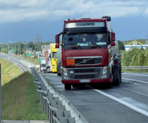 Motocyklista huknął w bariery na wiadukcie. 34-latek zginął na miejscu