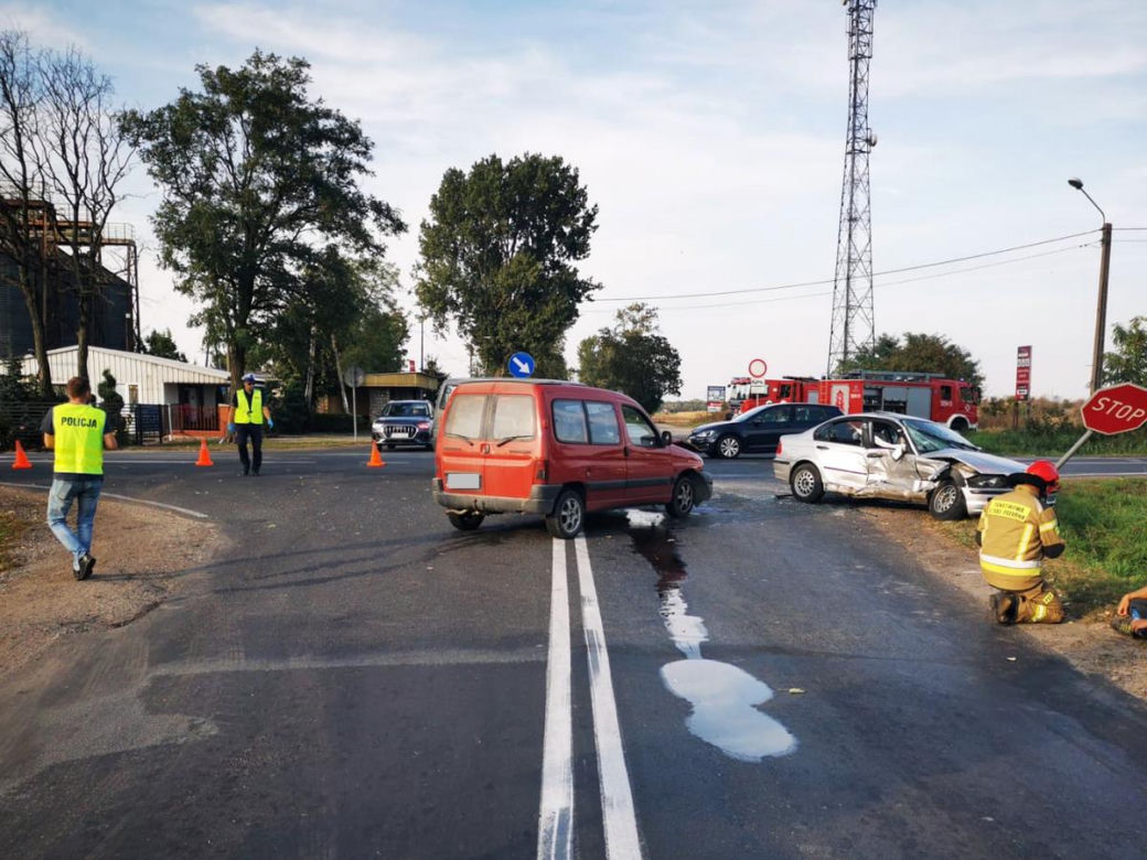 Poważny wypadek w Osięcinach. Chwila nieuwagi kierowcy BMW i 3 osoby w szpitalu