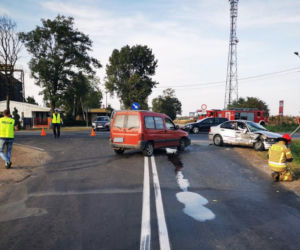 Poważny wypadek w Osięcinach. Chwila nieuwagi kierowcy BMW i 3 osoby w szpitalu