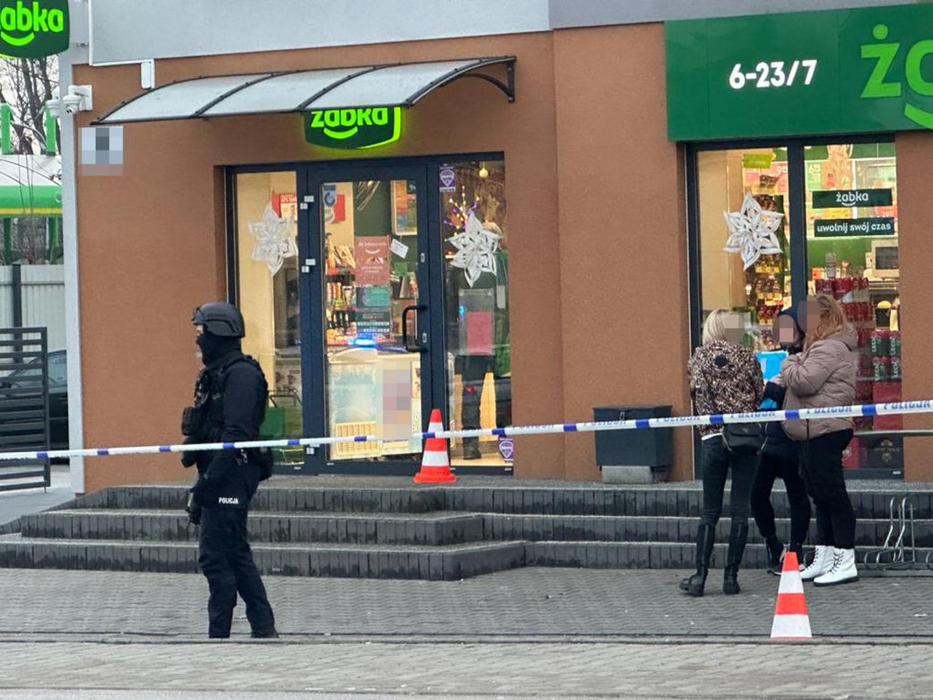 Brutalne zabójstwo w Żabce w Sochaczewie. Zadał ekspedientce 20 ciosów nożem i uciekł. Trwa obława