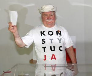 Wybory 2020 Lech Wałęsa zagłosował w koszulce Konstytucja 