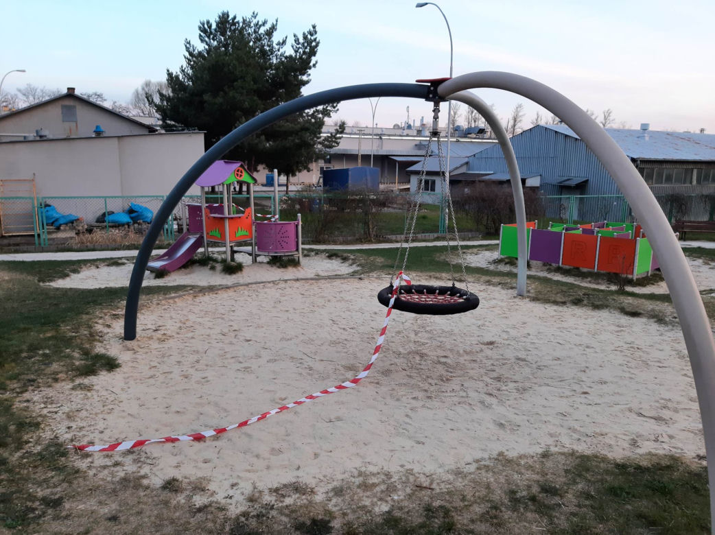 Łańcuchy i taśmy na osiedlowym placu zabaw. „Kpina z mieszkańców”  