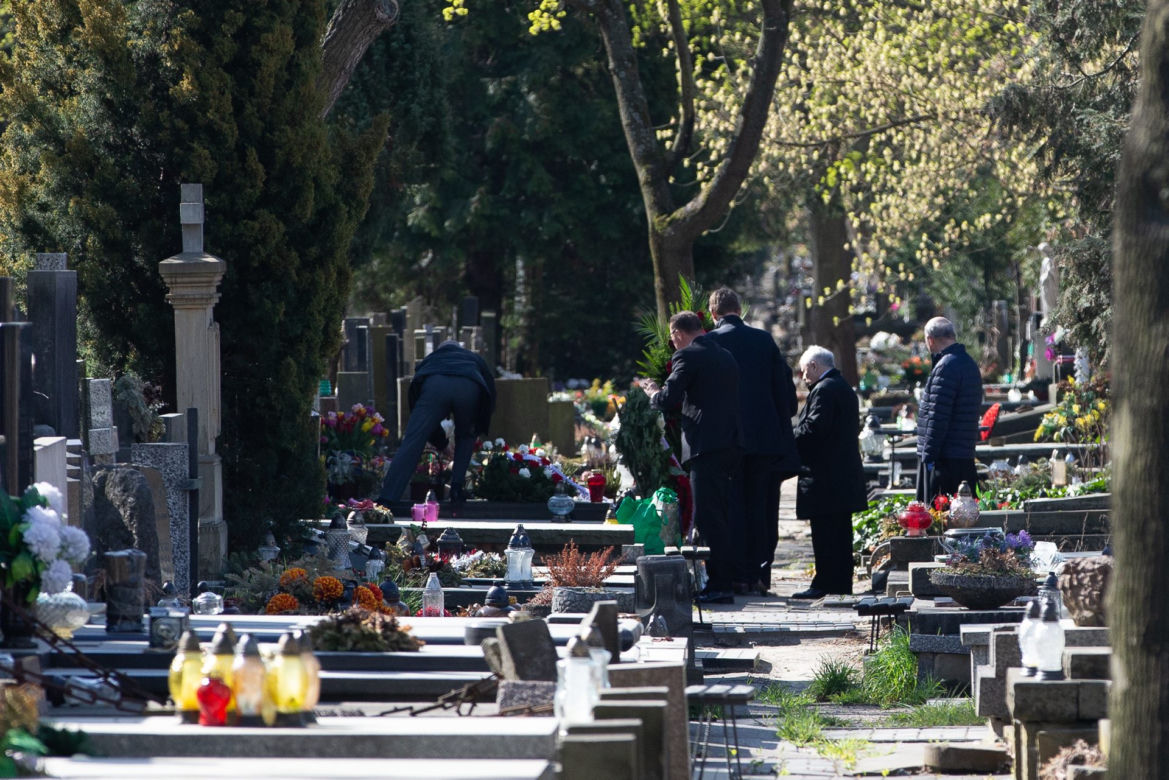 Kaczyński na grobie ukochanej mamy