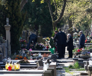 Kaczyński na grobie ukochanej mamy