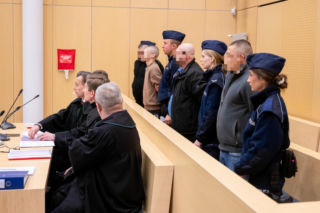 Grozili śmiercią, pobili i próbowali zgwałcić. Sprawcy porwania 16-latka w Śremie stanęli przed sądem