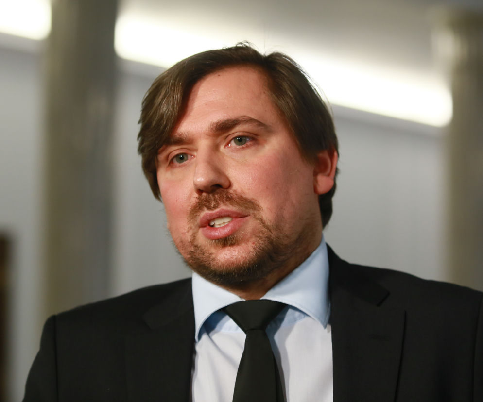 Portret Tomasza Kaczmarka w garniturze. O kontrowersyjnych działaniach Agenta Tomka przeczytasz na SE.